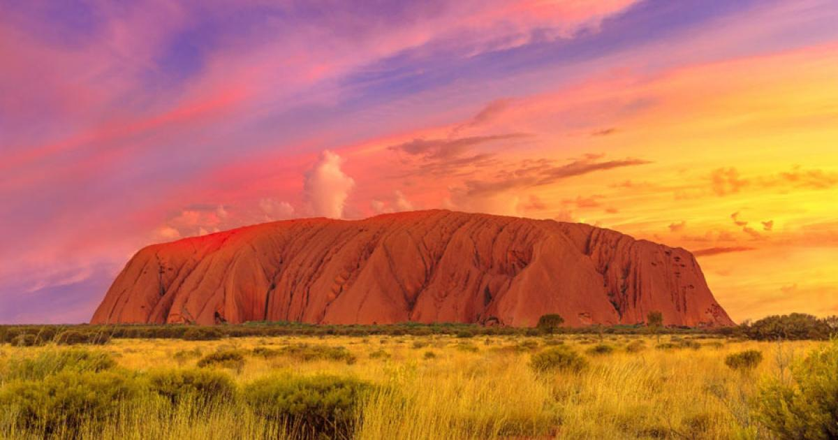 1. Uluru (Ayers Rock), Australia (348 mét): Uluru là một khối đá sa thạch khổng lồ nằm ở trung tâm Australia. Đây là một địa điểm linh thiêng của người Anangu và là một trong những biểu tượng nổi tiếng nhất của Australia. (Ảnh: Ancient Origins)