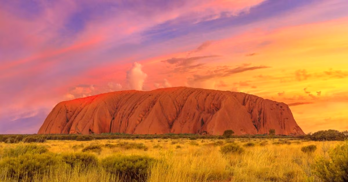 1. Uluru (Ayers Rock), Australia (348 mét): Uluru là một khối đá sa thạch khổng lồ nằm ở trung tâm Australia. Đây là một địa điểm linh thiêng của người Anangu và là một trong những biểu tượng nổi tiếng nhất của Australia. (Ảnh: Ancient Origins)
