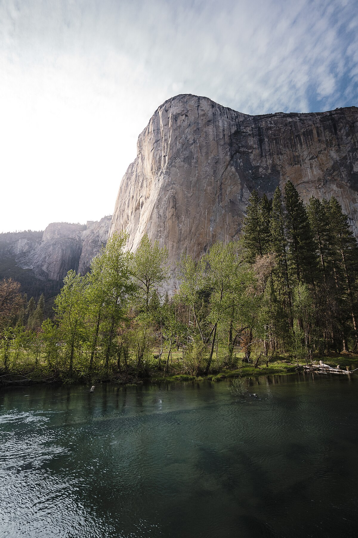6. El Capitan, Mỹ (900 mét): Nằm trong Vườn quốc gia Yosemite, California, El Capitan là một khối đá granite khổng lồ và là một trong những điểm leo núi nổi tiếng nhất thế giới.(Ảnh: Wikipedia)
