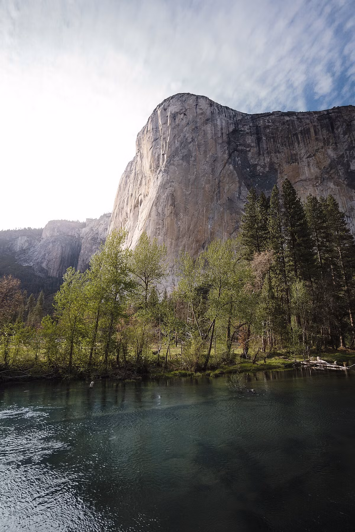 6. El Capitan, Mỹ (900 mét): Nằm trong Vườn quốc gia Yosemite, California, El Capitan là một khối đá granite khổng lồ và là một trong những điểm leo núi nổi tiếng nhất thế giới.(Ảnh: Wikipedia)