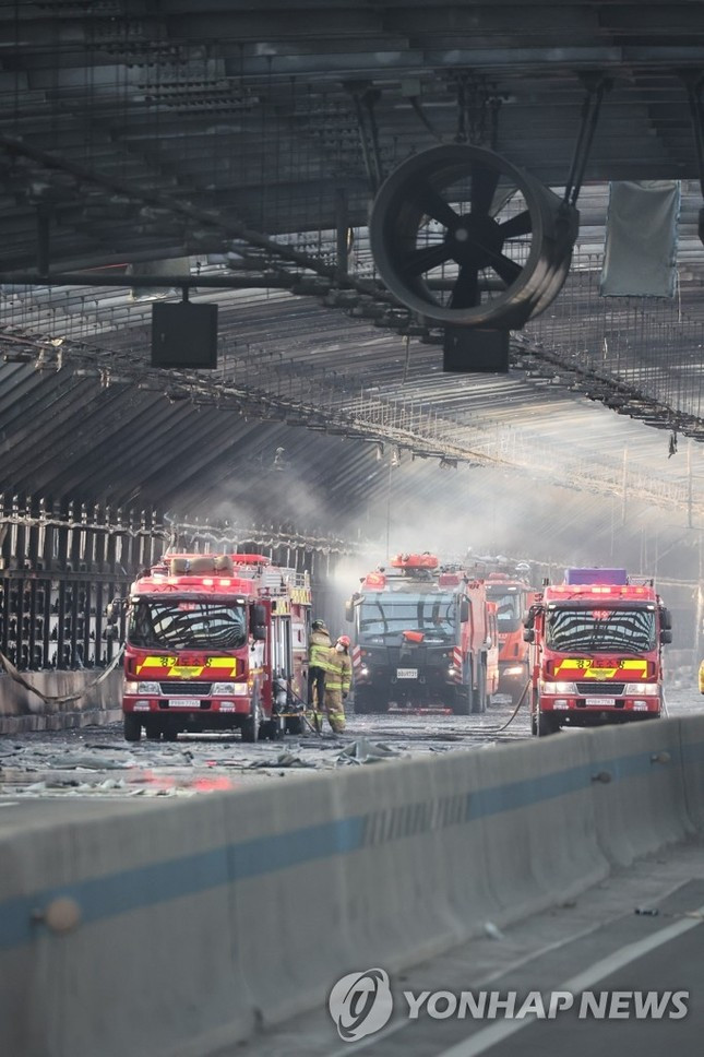 Hàn Quốc: Đường hầm chìm trong lửa, hơn 40 người thương vong - Hình 5 Han Quoc: Duong ham chim trong lua, hon 40 nguoi thuong vong-Hinh-5