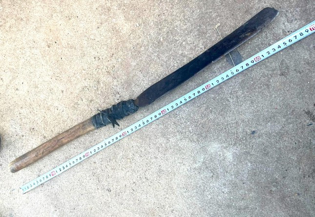 Nghịch tử chém mẹ ruột bị bắt khi đang lẩn trốn tại nghĩa trang - Hình 2 Nghich tu chem me ruot bi bat khi dang lan tron tai nghia trang-Hinh-2