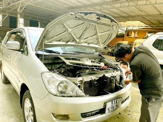 “Hốt bạc” từ dịch vụ ăn theo đăng kiểm “Hot bac” tu dich vu an theo dang kiem