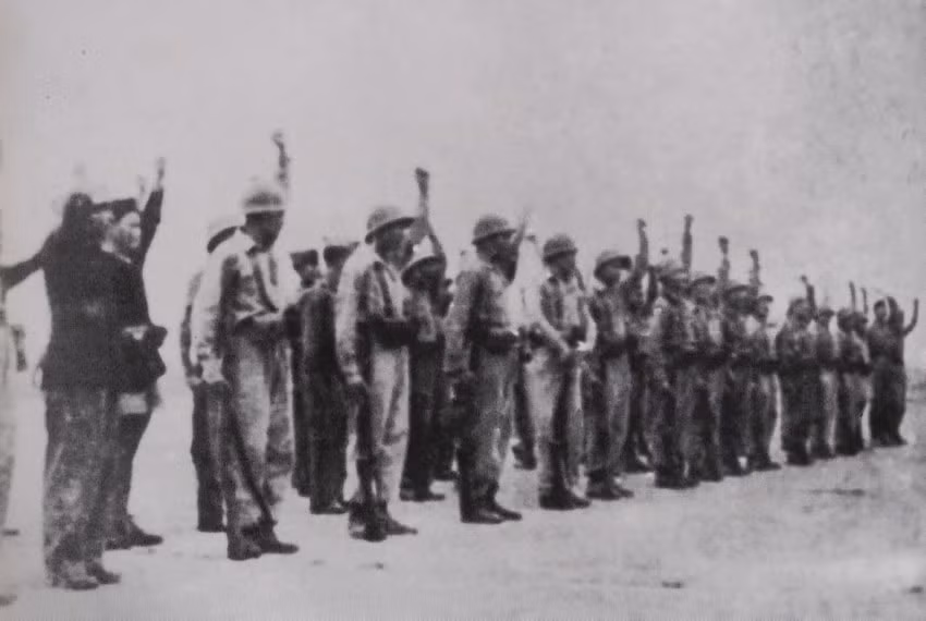 Trước tình hình căng thẳng này, ngày 19/12/1946, Chủ tịch Hồ Chí Minh ra "Lời kêu gọi Toàn quốc kháng chiến". Ngay trong đêm ngày 19/12, các lực lượng quân dân Thủ đô đồng loạt nổ súng tấn công các cơ quan đầu não của Pháp. Cuộc kháng chiến chống thực dân Pháp chính thức bắt đầu. Ảnh: Các chiến sĩ Vệ quốc đoàn tuyên thệ.