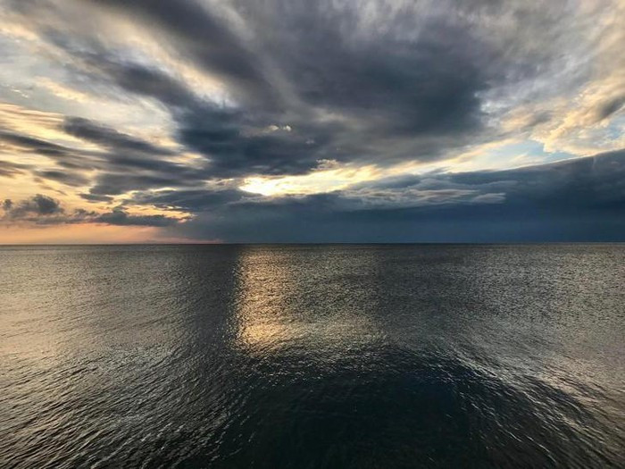 4. Bạn có nhìn thấy hình vuông phản chiếu dưới nước không?. Ảnh: BrightSide.