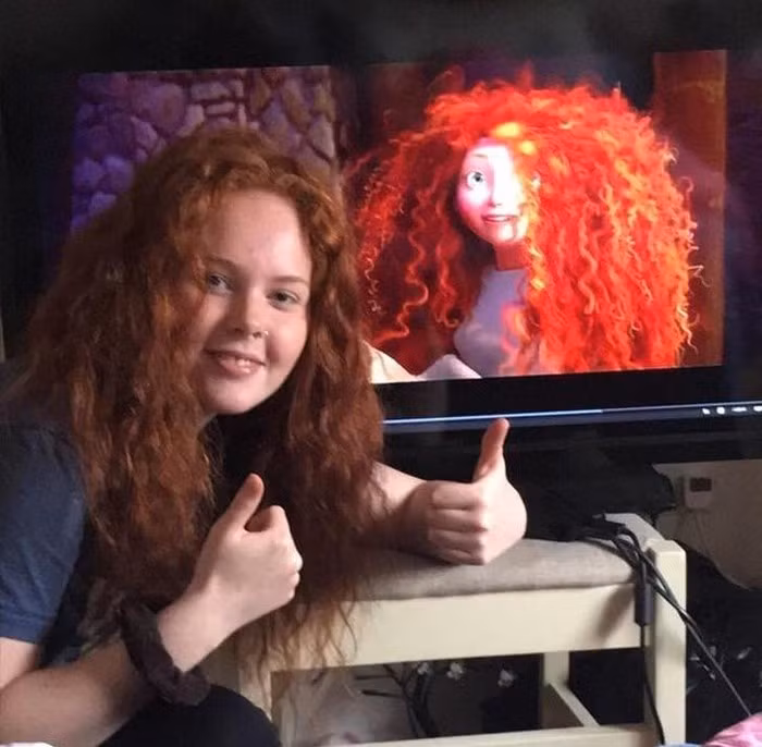 12. Cô gái thích thú khi cuối cùng đã tìm thấy nhân vật có mái tóc giống mình. Ảnh: BrightSide.