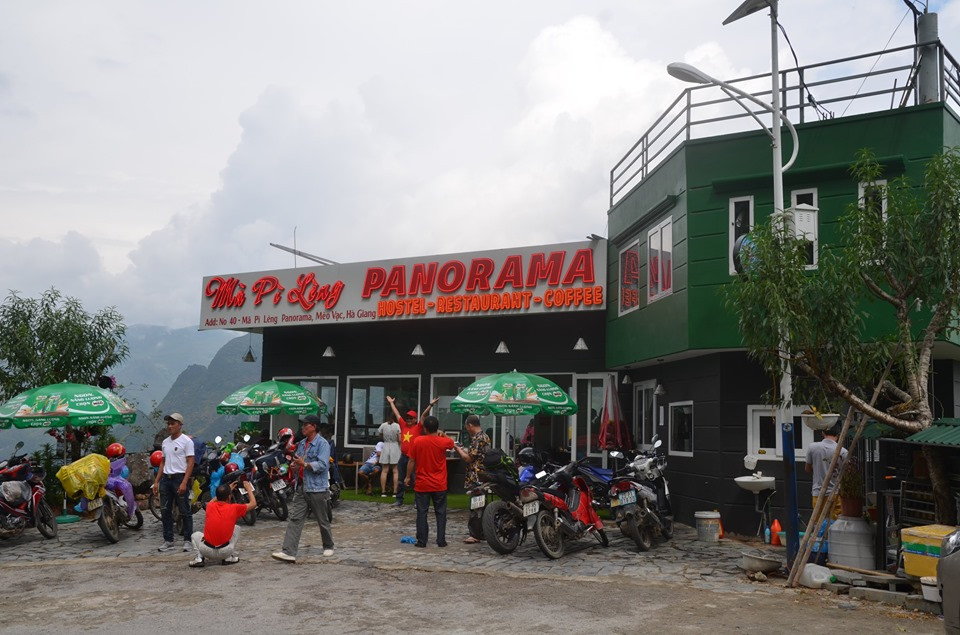 Theo ghi nhận của phóng viên, trong ngày 12/10, du khách vẫn nườm nượp kéo đến đây.