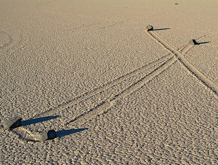 Nhiều giả thuyết đã được đưa ra để lý giải cho sự di chuyển của các hòn đá như do ảnh hưởng của từ trường, gió lốc, những lớp tảo trơn, lớp băng mỏng hay thậm chí là có sự nhúng tay của sinh vật ngoài Trái Đấ