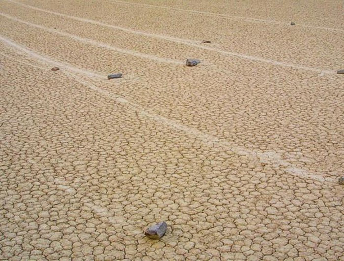 Nổi bật tại nơi đây là một chiếc hồ khô có diện tích lớn cùng những hòn đá tự di chuyển và để lại phía sau nó những vệt dài trên nền đất nứt nẻ