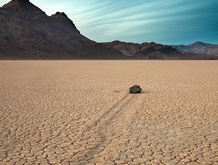 Sau một thời gian dài tìm hiểu, hai nhà nghiên cứu Jim và Richard Norris đã theo dõi sự chuyển động của 162 hòn đá nằm rải rác trên bề mặt Playa và kết quả đang ngày càng được lộ rõ