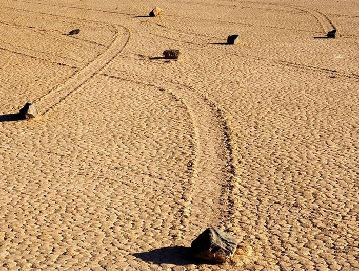 Theo các chuyên gia, hàng trăm hòn đá tại đây đều có dấu vết di chuyển, dù có một số tảng đá nặng tới gần 318 kg nhưng đã đi được hơn 457m trong vòng 3-5 năm