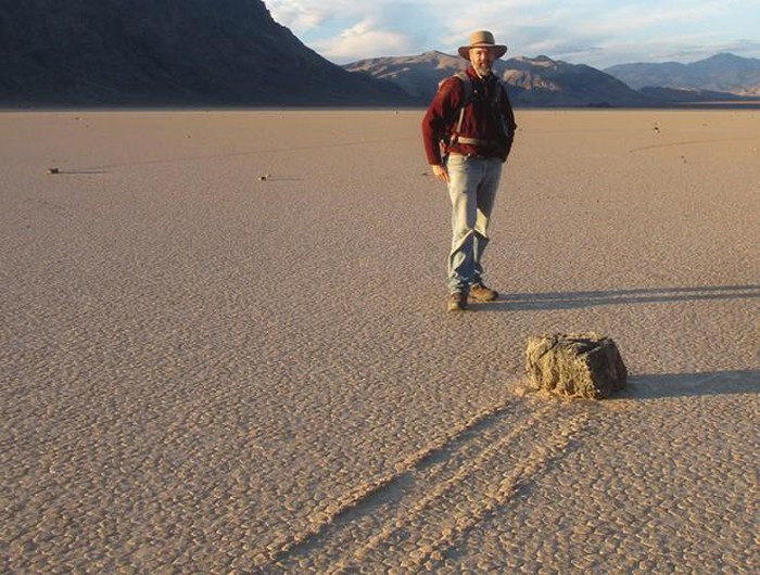 Đây là nơi dễ bị ẩm ướt, chỉ cần có sự xuất hiện của con người, mỗi dấu chân để lại là một vết sẹo không thể xóa nhòa tại Racetrack Playa