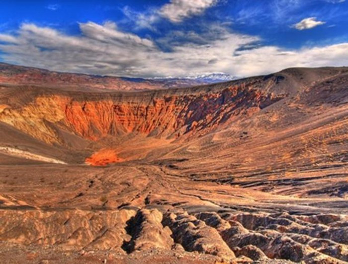 Vùng tiếp giáp có nhiều khe núi dọc ngang, những cây cột bằng đá. Dưới ánh nắng mặt trời, cảnh sắc được miêu tả là đẹp rực rỡ. Do đó, nơi đây thu hút rất nhiều du khách đến tham quan