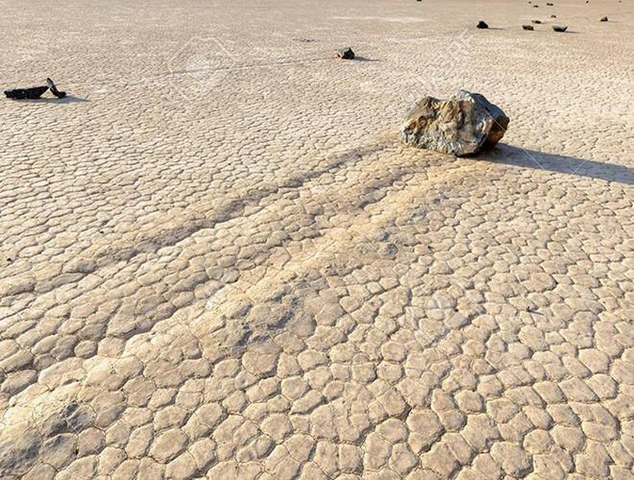Kết quả cho thấy, đã có nhiều yếu tố tự nhiên đã ảnh hưởng tới sự dịch chuyển của những hòn đá được cho là kỳ lạ tại thung lũng Chết. Một trong số đó là mưa, gió và hiện tượng băng tan