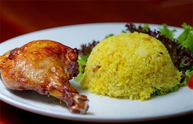 "Những loại đường đó thường dễ hấp thu, ăn quá nhu cầu sẽ chuyển thành mỡ, nguy cơ thừa cân, béo phì. Nhiều người ăn ít cơm nhưng lại thường xuyên ăn vặt là sai lầm, khiến họ tăng cân", BS Tường Vi nói.