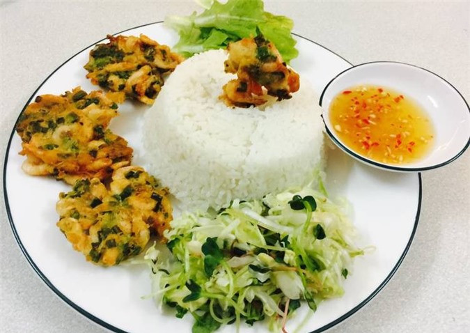 Để tránh tăng cân, người dân cần giảm tất cả chất bột đường, chứ không chỉ cơm. Tuyệt đối không được bỏ hoàn toàn cơm hay tinh bột, bởi sẽ gây nên rối loạn chuyển hóa.