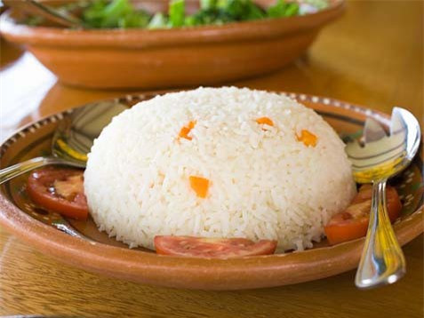 Bỏ cơm nhưng ăn vặt: Sai càng sai.Theo BS Dzoãn Thị Tường Vi (nguyên Trưởng khoa Dinh dưỡng, Bệnh viện 198), trong khẩu phần ăn hàng ngày, chất đạm chiếm 12-15%, chất béo không quá 25%, còn lại là đường bột. Nghĩa là đường bột là năng lượng chính trong khẩu phần.