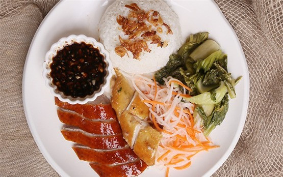 "Do đó, bắt buộc phải ăn tinh bột, có thể từ cơm, hoặc bún, phở, cháo, bánh mì, nhất là vào buổi sáng, sau một đêm dài nhịn đói", BS Tường Vi cho hay.