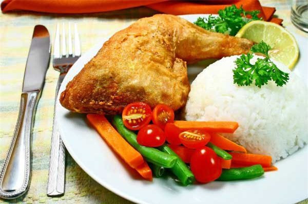 So với các loại bánh trái kể trên, BS Vi nói cơm lành hơn vì là tinh bột, đường đa, khi vào cơ thể, chúng chặt dần các liên kết thành đường đơn, lúc đó mới hấp thu. Thực tế hiện chúng ta không ăn quá nhiều cơm, nhiều người nạp chất đường bột từ các nguồn khác, tăng cân, rồi lại đổ tại cơm là sai.