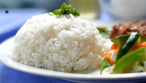 Để tránh tăng cân, người dân cần giảm tất cả chất bột đường, chứ không chỉ cơm. Tuyệt đối không được bỏ hoàn toàn cơm hay tinh bột, bởi sẽ gây nên rối loạn chuyển hóa.