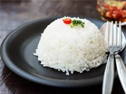 TS Từ Ngữ, Tổng Thư ký Hội Dinh dưỡng Việt Nam cho biết, trong một số bệnh lý, các chuyên gia khuyên hạn chế ăn một số thực phẩm, không ai khuyên kiêng ăn chất này hay chất nọ, vì mỗi chất dinh dưỡng đều có vai trò nhất định đối với cơ thể. Theo vị chuyên gia này, không chuyên gia nào khuyến cáo người tiểu đường không ăn cơm hoặc tinh bột.