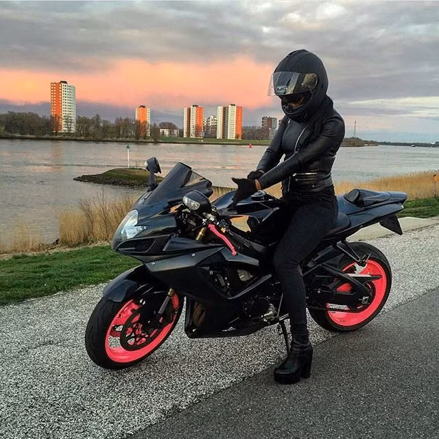 Co gai “nao loan” vi ho henh vay ngan di xe phan khoi lon-Hinh-3