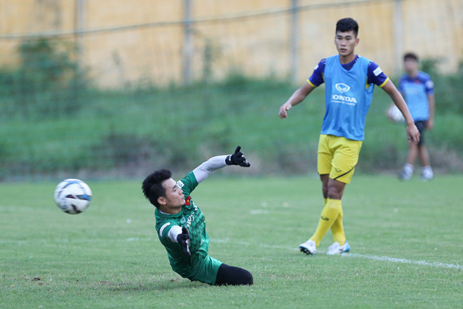 Vua vao Sai Gon, cau thu U22 than troi nang, ru nhau di shopping-Hinh-2