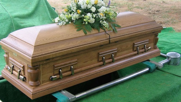 Gia dinh ta hoa khi con trai vua duoc chon cat bong tro ve nha