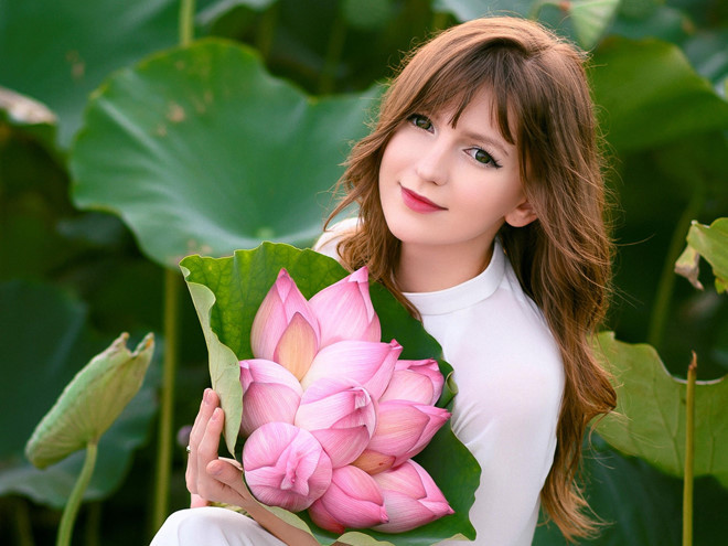 "Phù thủy âm nhạc" tâm sự với Zing.vn cô rất yêu mến văn hóa Việt. Lần đầu tiên khoác lên bộ áo dài, 9X có cảm giác như mình thuộc về đất nước này. Cô nàng Đông Âu thích thú khi trải nghiệm nhiều nét văn hóa thú vị của người Việt như ngồi ăn cơm dưới sàn nhà, tục làm cỗ cúng, nhiều lễ hội được tổ chức quanh năm... Dân mạng bất ngờ khi biết nàng hot girl đặc biệt nghiện mắm tôm, mê trứng vịt lộn.