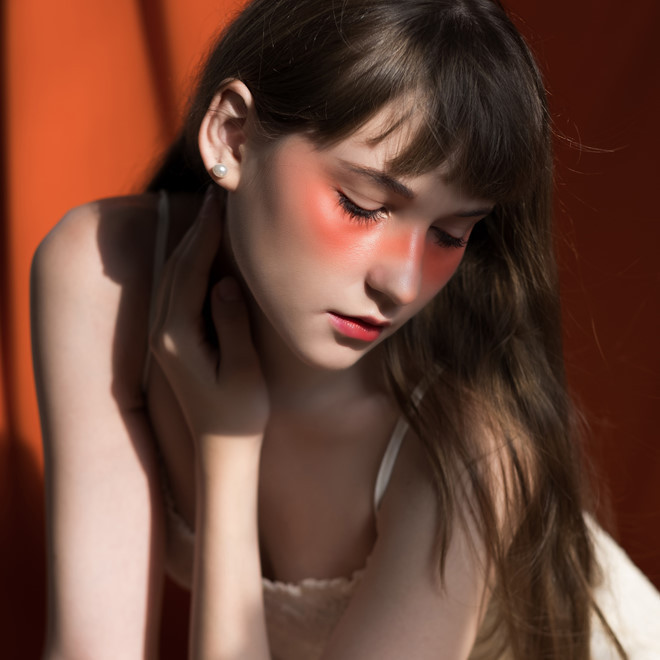 Từ khi còn nhỏ, Vicky thường xuyên đi du lịch cùng gia đình ở nhiều nơi khác nhau như Hy Lạp, Thổ Nhĩ Kỳ, Phần Lan và ghé thăm các nước châu Á. Không nhớ hết những đất nước mình từng đi qua, nhưng với Việt Nam, cô có ấn tượng và tình cảm đặc biệt ngay từ lần đầu tiên được đặt chân đến trong một kỳ nghỉ từ nhiều năm trước.