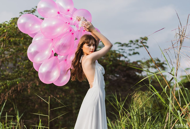 "Sau mỗi chuyến du lịch hay đi công tác khắp các nước châu Á, tôi quay lại đây và có cảm giác như được trở về nhà", nàng mẫu 9X chia sẻ về tình cảm đặc biệt dành cho mảnh đất hình chữ S. Vicky mong muốn có cơ hội đặt chân đến nhiều danh lam thắng cảnh nổi tiếng và có thể gắn bó lâu dài với Việt Nam.