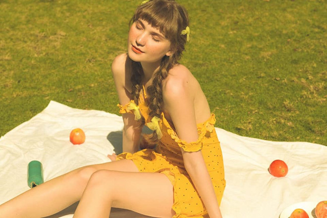 Victoria Litvinova (24 tuổi, người Nga) được nhiều dân mạng chú ý với bộ ảnh theo phong cách Lolita trong thời gian làm người mẫu tự do tại Sài Gòn. Thân hình mảnh mai, quyến rũ, đôi mắt xanh của Victoria nhận được nhiều lời khen ngợi.