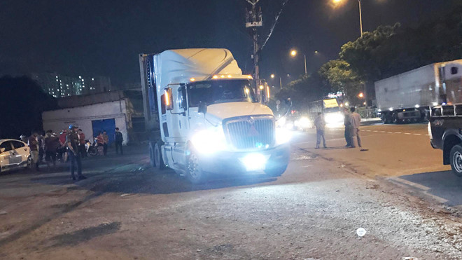 Nam thanh nien bi xe container can tu vong nam tren le duong o TP.HCM