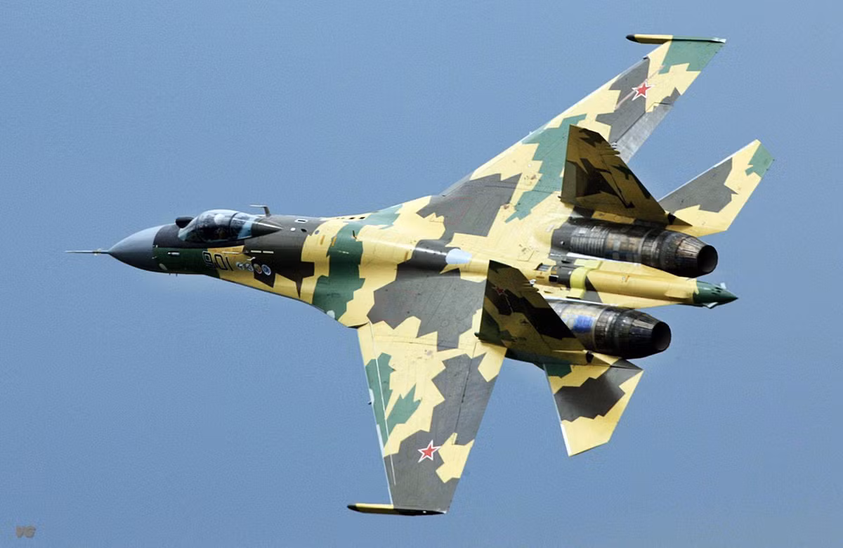 Những chiếc tiêm kích Su-35 xuất khẩu cho Trung Quốc sẽ được trang bị động cơ có kiểm soát véc tơ lực đẩy 3D AL-41F, radar mạng pha Irbis-E cực mạnh, tên lửa không đối không tầm bắn vài trăm km…
