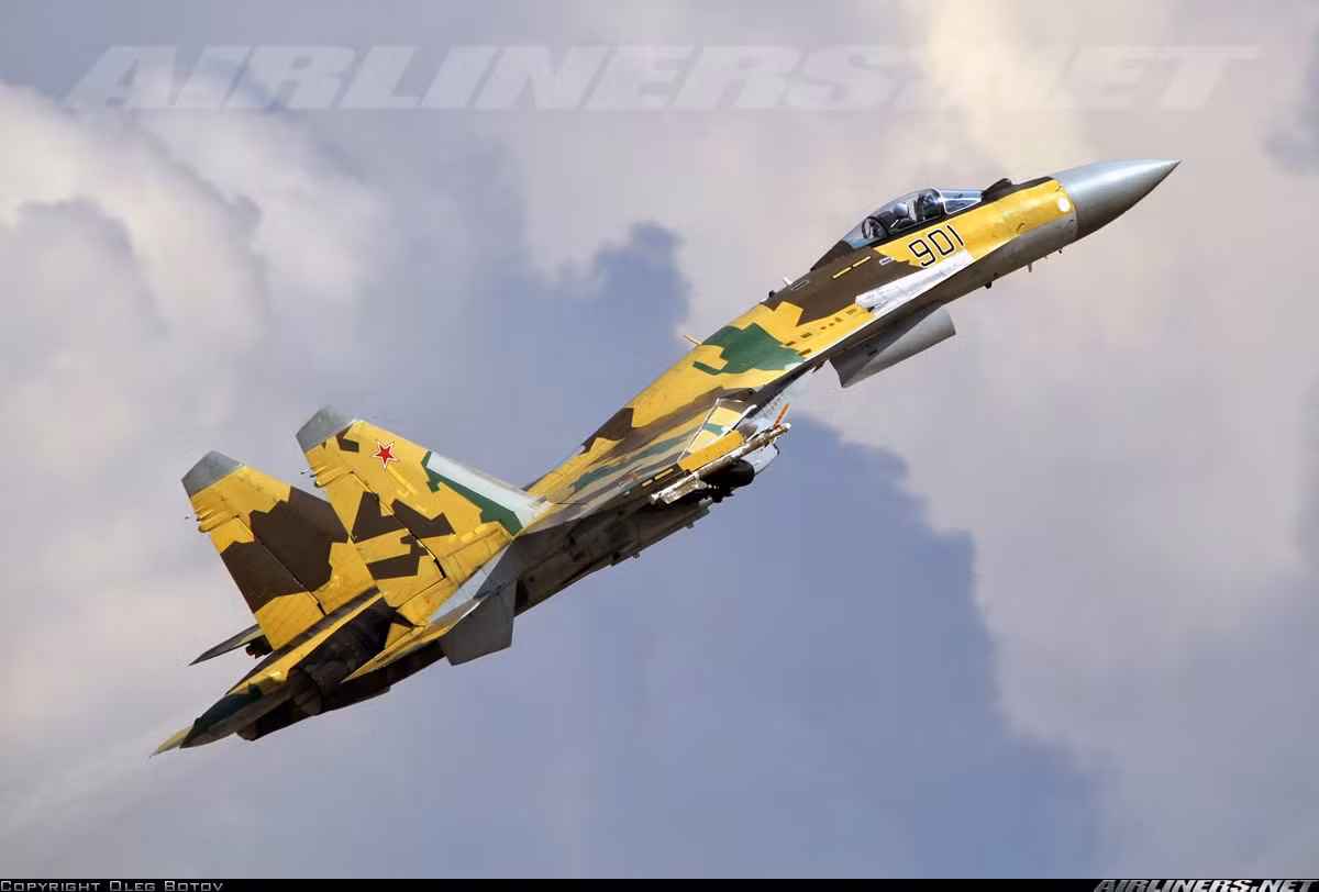 Đáng lưu ý nhất là hệ thống hiển thị bên trong buồng lái máy bay tiêm kích Su-35 cung cấp cho Trung Quốc sẽ hiển thị dữ liệu bằng tiếng Nga thay vì tiếng Trung theo yêu cầu ban đầu từ Bắc Kinh. Điều đó có nghĩa là, muốn lái tiêm kích Su-35, các phi công Trung Quốc phải nhanh chóng học tiếng Nga thật giỏi.