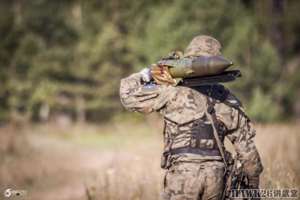 Tuy có tới 40.000 chiếc xe chiến đấu bộ binh BMP-1 được sử dụng trên toàn thế giới, nhưng có một điều lạ lùng là rất hiếm các hình ảnh BMP-1 bắn pháo mà đặc biệt là tên lửa chống tăng. Thật may trong cuộc tập trận gần đây ở Ba Lan, khoảnh khắc BMP-1 bắn tên lửa AT-3 đã được ghi lại. Ảnh: Một người lính vác quả đạn AT-3 tới xe.