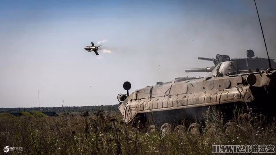 Khoảnh khắc tên lửa chống tăng AT-3 được khai hỏa từ xe chiến đấu bộ binh BMP-1.