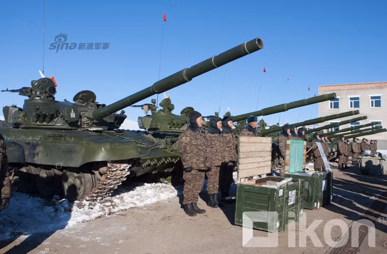 Xét về mặt tổng thể thì nó tương tự T-72 Ural nhưng tăng cường giáp bảo vệ, bổ sung đèn pha ở bên phải mặt trước tháp pháo, thay thế thiết bị đo xa laser TPD-2-49 bằng TPD-K1, mặt trước và nóc tháp pháo tái thiết kế với giáp composite, có thể trang bị giáp phản ứng nổ, trang bị hệ thống điều khiển hỏa lực điện tử, ống phóng lựu đạn khói MD và một số thay đổi khác.