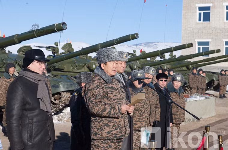 Mặc dù buổi lễ tiếp nhận xe tăng T-72A và xe bọc thép BTR-70M diễn ra từ hôm 9/12/2015, tuy nhiên đến thời điểm hiện tại Quân đội Mông Cổ mới công khai thông tin và hình ảnh buổi tiếp nhận này.