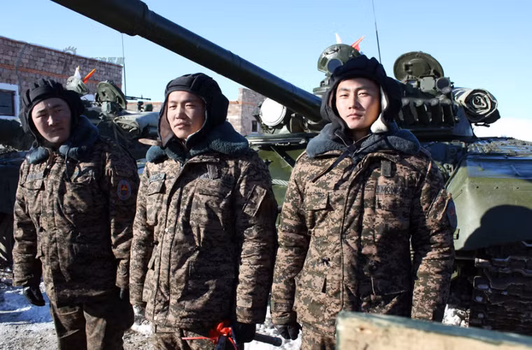 Tuy nhiên, trang bị cơ giới của Lục quân Mông Cổ là rất mạnh so với quân số thường trực của họ, lên tới 470 xe tăng T-54/55 và T-72A, 650 xe chiến đấu bộ binh BMP-1 và xe bọc thép chở quân BTR-60/70/80, 500 pháo phòng không cơ động và 700 pháo cối mặt đất các loại.