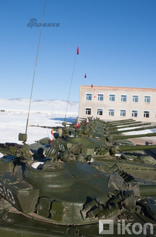 Tăng T-72A được trang bị pháo nòng trơn 125mm D-81T với 44 viên đạn.