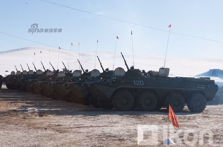 Ngoài T-72A, Quân đội Mông Cổ lần này còn được tiếp nhận 20 xe bọc thép chở quân BTR-70M từ Nga.