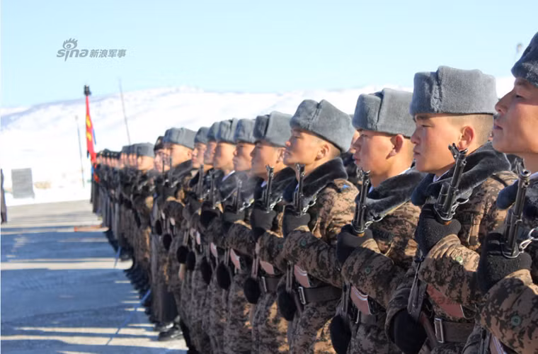 Theo số liệu năm 2013, Lực lượng Vũ trang Mông Cổ hiện có quân số thường trực 10.000 người, trong đó lục quân chiếm đến 89% với quân số 8.900 người.