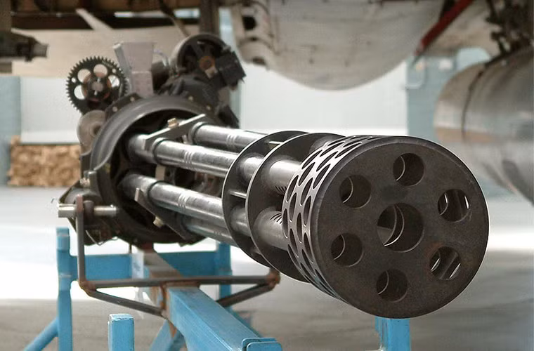 Ngoài các loại bom, tên lửa, Không quân Iraq cũng mua một ít nhất một đơn vị pháo 6 nòng cỡ 20mm M61 Vulcan thường trang bị cho máy bay chiến đấu F-16.