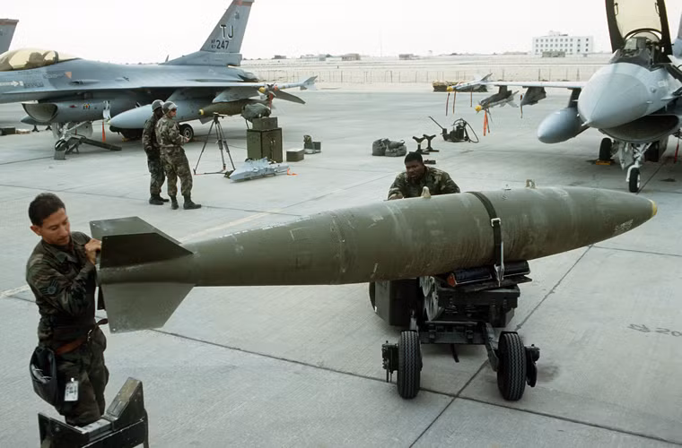 Tiếp theo là 2.400 quả bom đa công dụng chung cỡ 908kg Mk-84 và BLU-117.