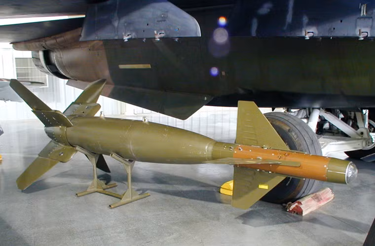 Iraq cũng mua 8.250 bộ công cụ LGB Paveway II chuyển đổi bom Mk-82 và BLU-111 thành bom dẫn đường thông minh GBU-12...