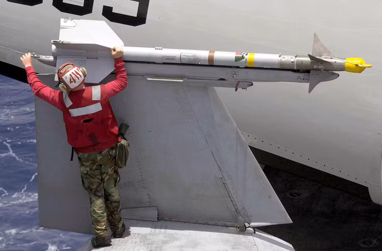 Theo báo cáo của DSCA, Mỹ sẽ cung cấp cho Iraq 24 tên lửa không đối không AIM-9M. Đây là biến thể của dòng tên lửa AIM-9 ra mắt năm 1982, với khả năng tấn công mọi hướng, cải tiển khả năng chống gẫy nhiễu đầu dò hồng ngoại, tầm bắn 1-35km.