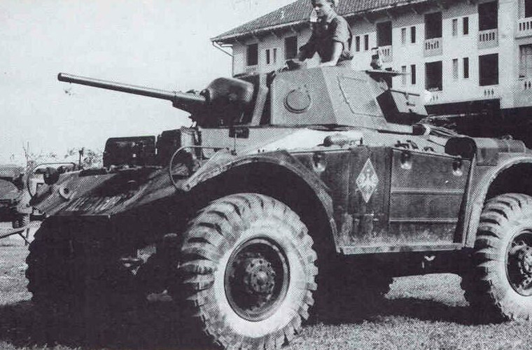 Pháp cũng nhận được một cơ số xe ô tô bọc thép Coventry Mark 1 từ đồng minh Anh Quốc. Nó bọc giáp dày 14mm, trang bị pháo chính 40mm.