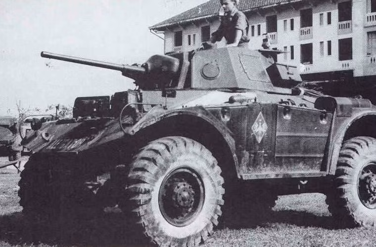 Pháp cũng nhận được một cơ số xe ô tô bọc thép Coventry Mark 1 từ đồng minh Anh Quốc. Nó bọc giáp dày 14mm, trang bị pháo chính 40mm.