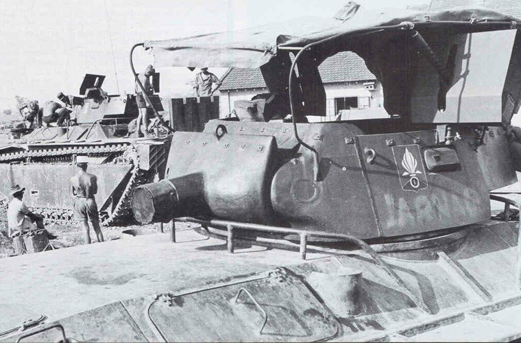 Xe bọc thép đổ bộ kiêm hỗ trợ hỏa lực LVT(A)-4 trang bị tháp pháo của pháo tự hành M8 với khẩu pháo nòng ngắn 75mm dùng để chi viện hỏa lực. Đây là biến thể của dòng xe đổ bộ chở quân LVT cũng do Mỹ sản xuất.